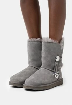 UGG BAILEY BUTTON CHARM - Classic Ankle Boots - Charcoal