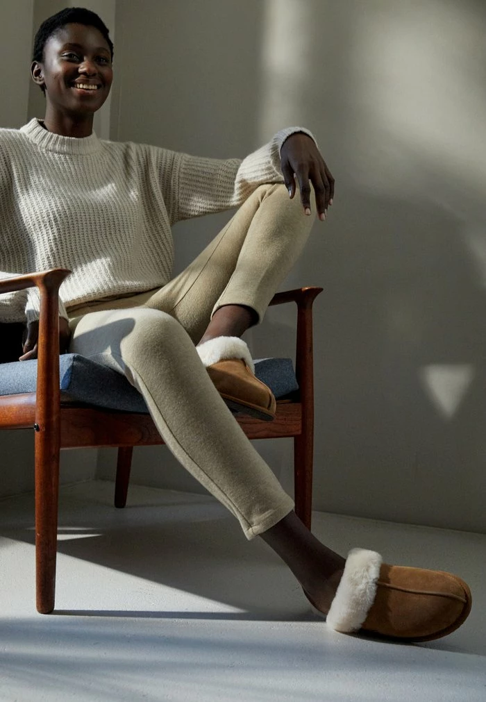 UGG SCUFFETTE - Slippers - Chestnut - Image 2