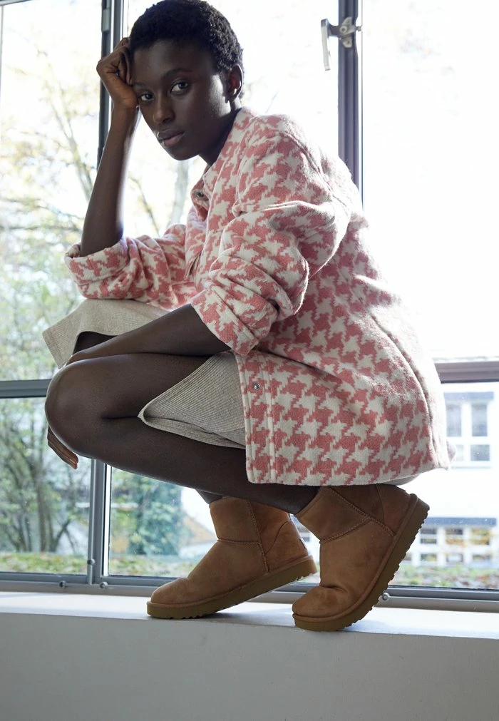 UGG CLASSIC MINI - Classic Ankle Boots - Chestnut - Image 2