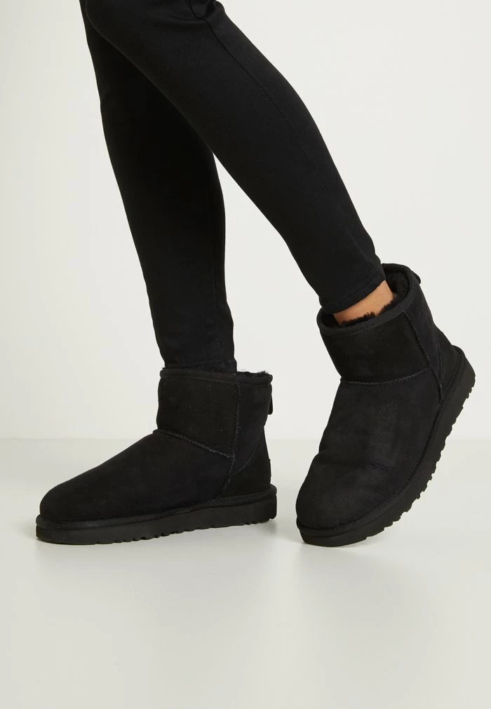 UGG CLASSIC MINI - Classic Ankle Boots - Black