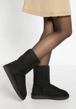 UGG CLASSIC SHORT - Classic Ankle Boots - Black