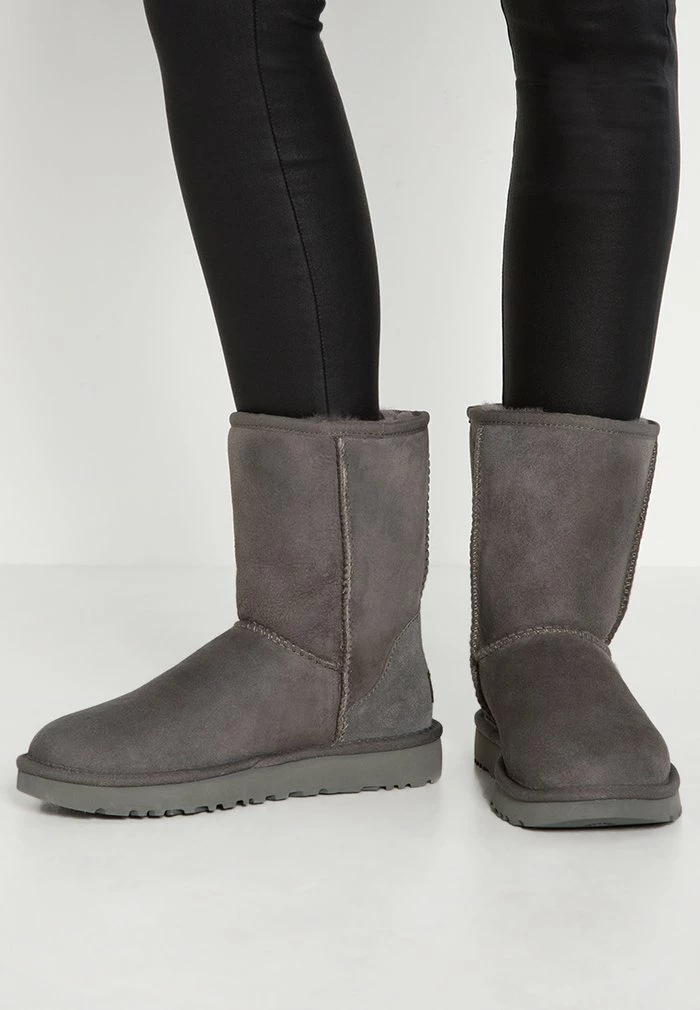UGG CLASSIC SHORT - Classic Ankle Boots - Grey