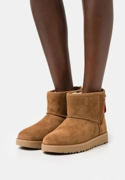 UGG CLASSIC MINI LOGO ZIP - Classic Ankle Boots - Chestnut