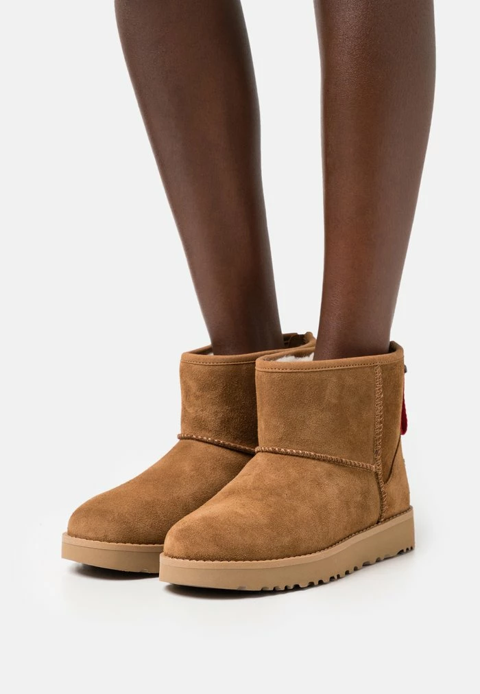 UGG CLASSIC MINI LOGO ZIP - Classic Ankle Boots - Chestnut