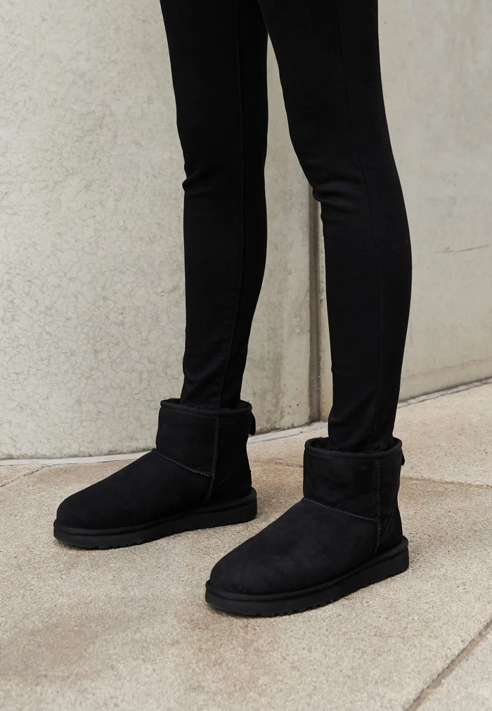 UGG CLASSIC MINI - Classic Ankle Boots - Black - Image 4