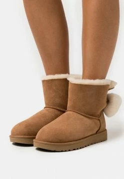 UGG MINI BAILEY FUZZY BOW - Winter Boots - Chestnut