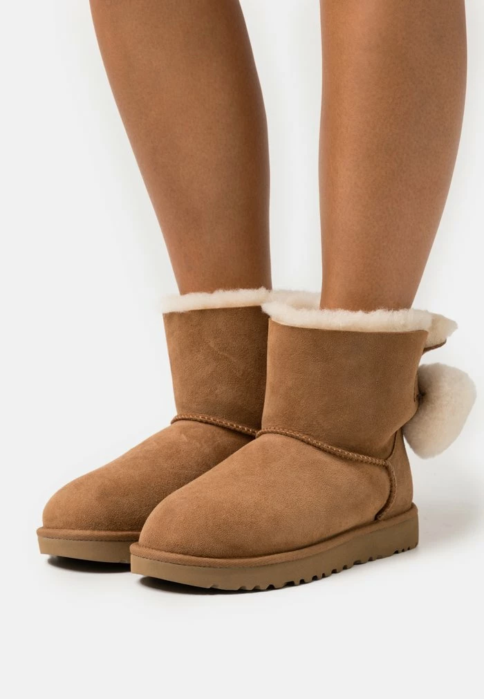 UGG MINI BAILEY FUZZY BOW - Winter Boots - Chestnut