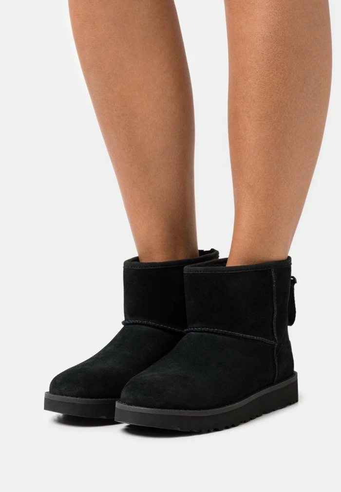 UGG CLASSIC MINI LOGO ZIP - Classic Ankle Boots - Black