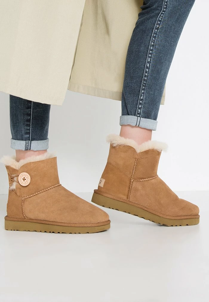 UGG MINI BAILEY BUTTON - Ankle Boots - Chestnut