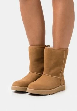 UGG CLASSIC SHORT LOGO ZIP - Classic Ankle Boots - Chestnut