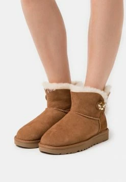UGG MINI BAILEY BUTTON BLING - Classic Ankle Boots - Chestnut/gold
