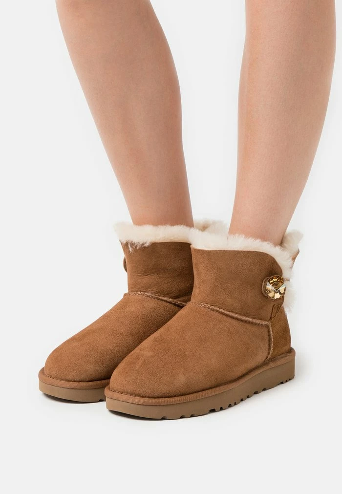 UGG MINI BAILEY BUTTON BLING - Classic Ankle Boots - Chestnut/gold