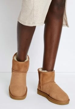 UGG CLASSIC MINI - Classic Ankle Boots - Chestnut