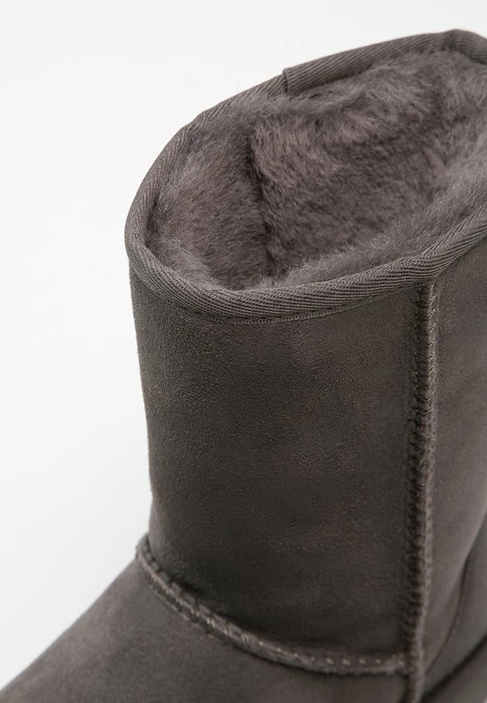 UGG CLASSIC SHORT - Classic Ankle Boots - Grey - Image 7