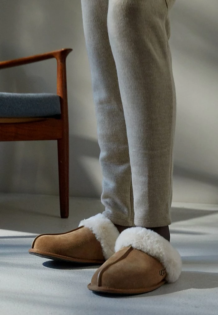 UGG SCUFFETTE - Slippers - Chestnut - Image 5