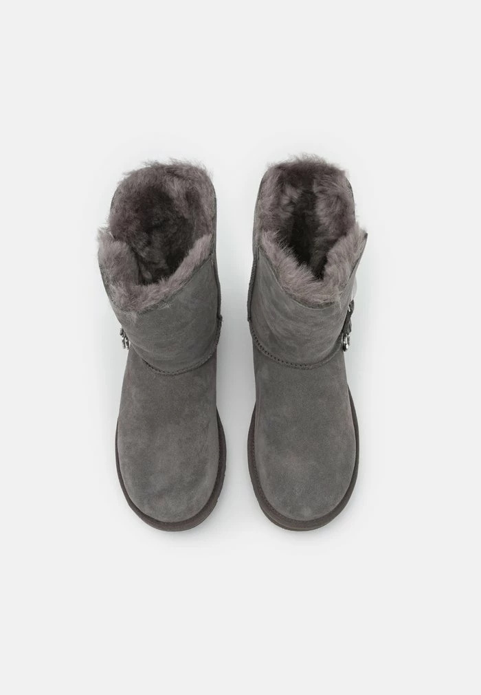 UGG BAILEY BUTTON CHARM - Classic Ankle Boots - Charcoal - Image 6