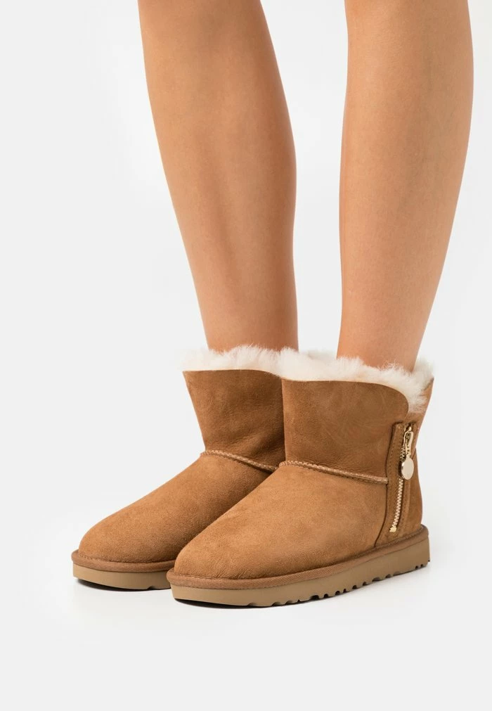 UGG BAILEY ZIP MINI - Classic Ankle Boots - Chestnut