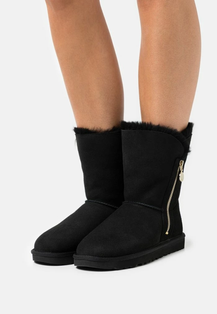 UGG BAILEY ZIP SHORT - Classic Ankle Boots - Black
