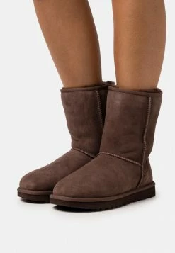 UGG CLASSIC SHORT - Classic Ankle Boots - Burnt Cedar
