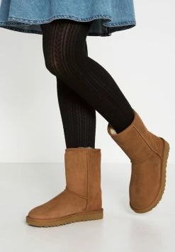 UGG CLASSIC SHORT - Classic Ankle Boots - Chestnut