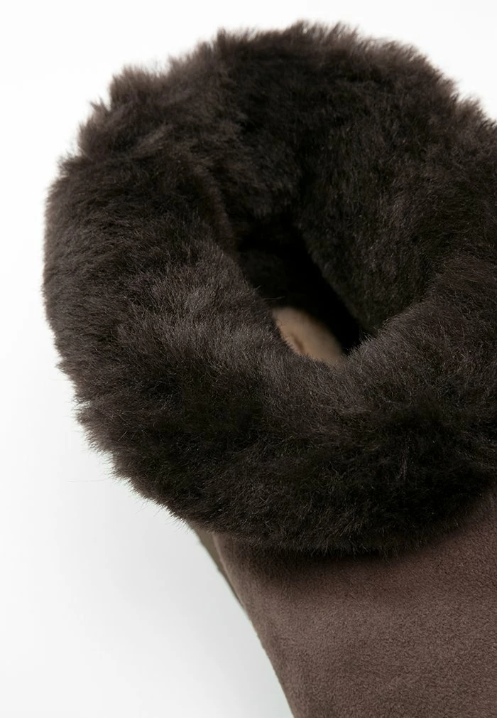 UGG CLASSIC MINI - Classic Ankle Boots - Chocolate - Image 6