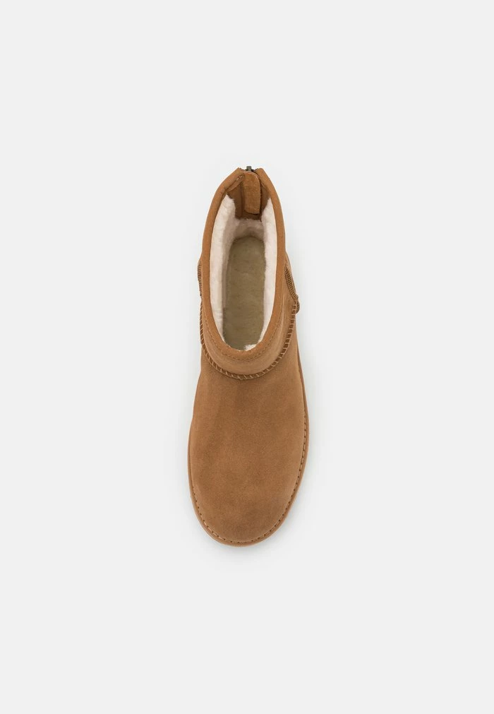 UGG CLASSIC MINI LOGO ZIP - Classic Ankle Boots - Chestnut - Image 6